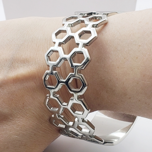 Absolutely Gorgeous Jonathan Adler Geometric Honeycomb Front Bangle - Picture 9 of 9